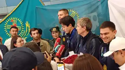В Алматы прилетели шпажисты, добывшие историческое "золото" в Гонконге