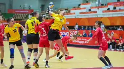 Хоккеистки и гандболистки стартовали на Азиаде
