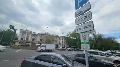 В Алматы утвердили правила парковки авто и самокатов