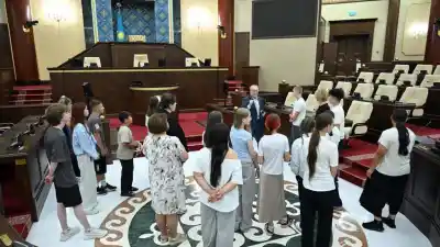 Мажилисмен Альберт Рау снова привез детей в Мажилис