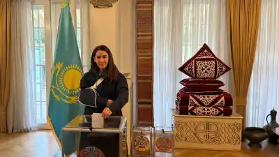Дзюдоистка Абужакынова пришла голосовать с травмой