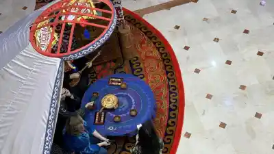 Депутаты Сената сыграли в асык и подпевали музыкантам