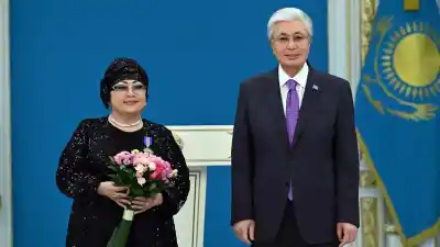 Певица Макпал Жунусова награждена орденом «Барыс» II степени