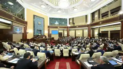 Мажилис провел крайнее заседание в уходящем 2025 году
