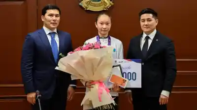 Айым Серикбаевой вручили чек и iPhone