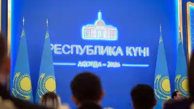 Глава государства наградил группу казахстанцев накануне Дня Республики