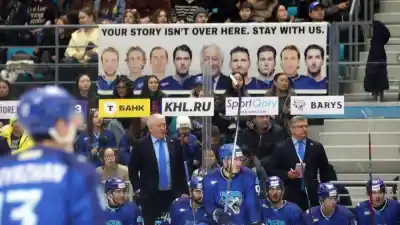 За тренерами «Барыса» выстроили стену из плакатов