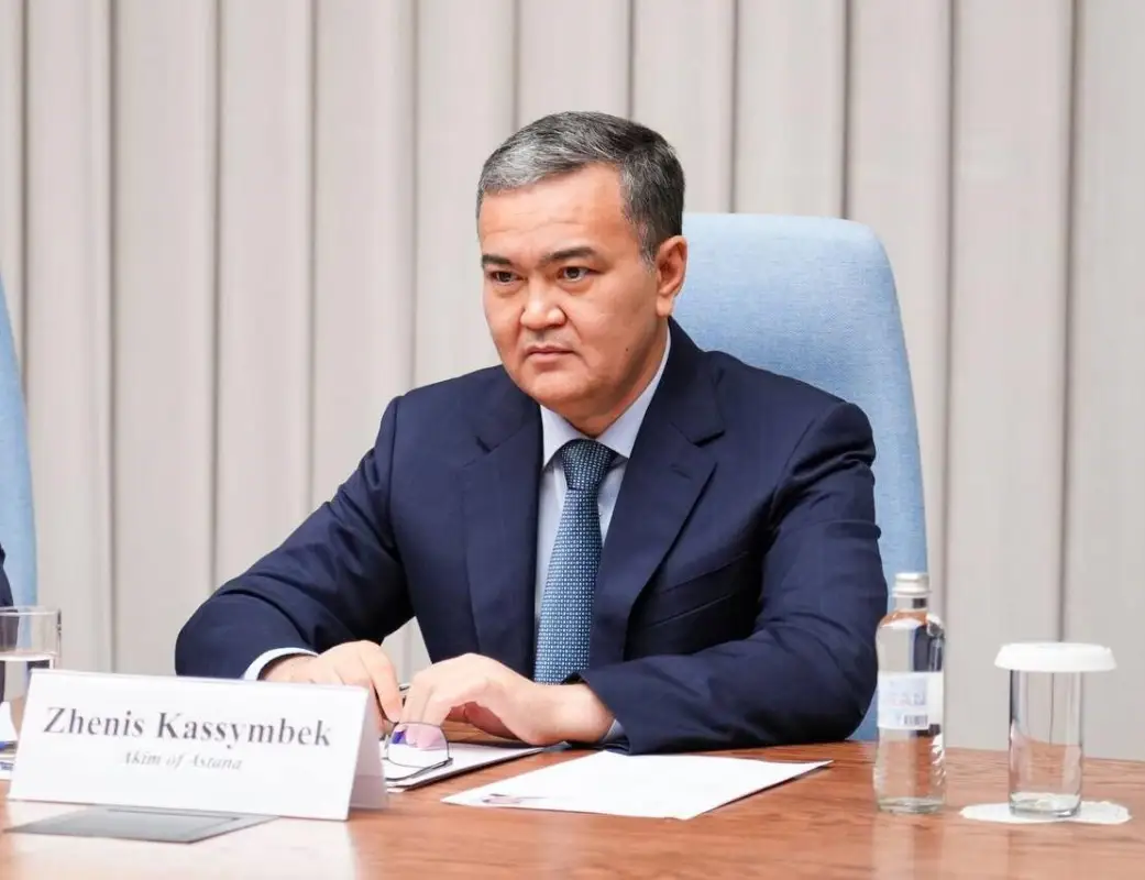 Касымбек приготовил ракетки к бою