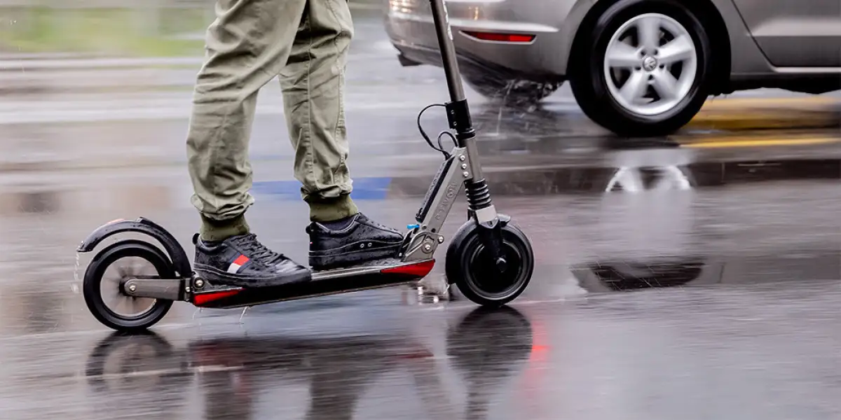 Досаев рассказал, почему владельцы мопедов и электросамокатов остаются безнаказанными