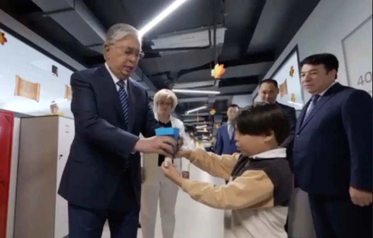 Президент Казахстана трогательно отреагировал на знакомство со школьником, опоздавшим на встречу 