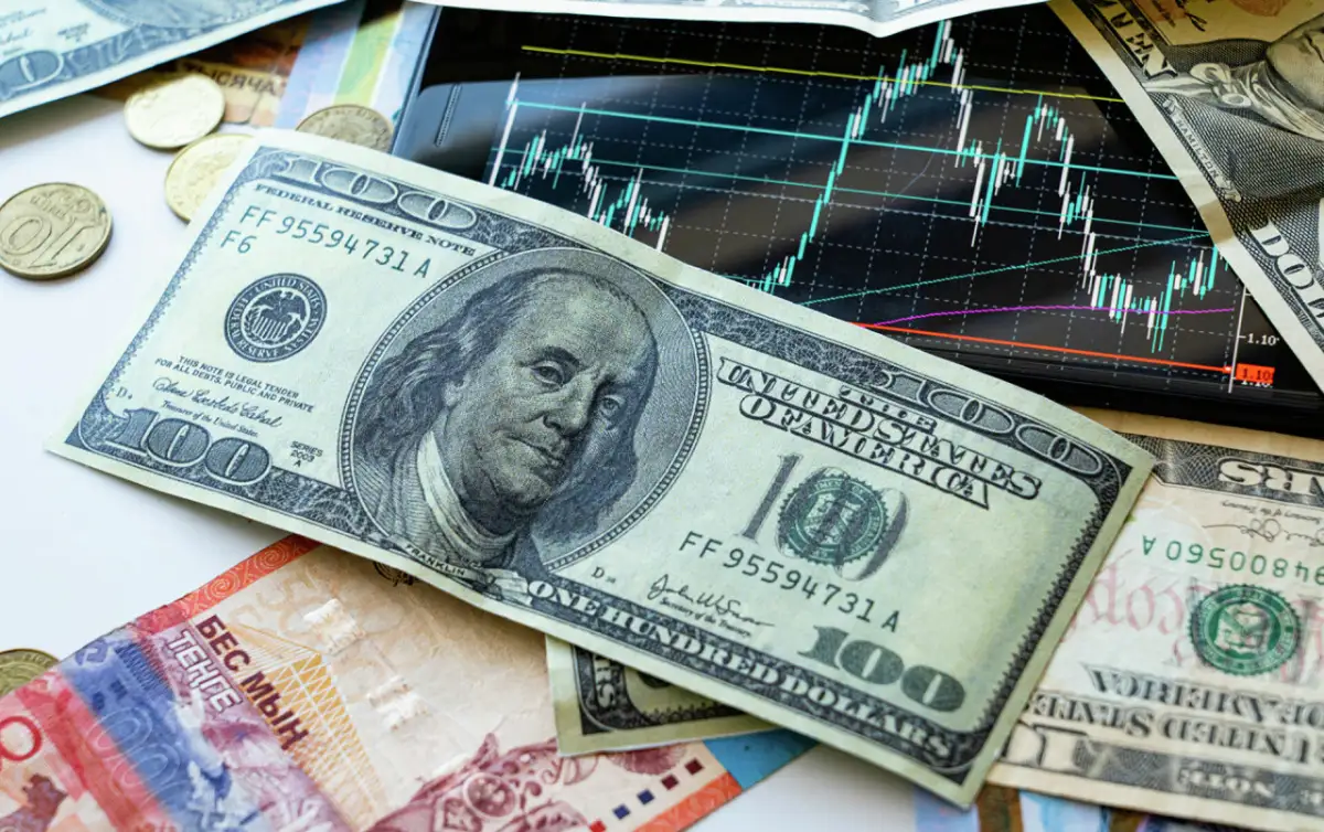 Доллар приблизился к 500 тенге на утренних торгах