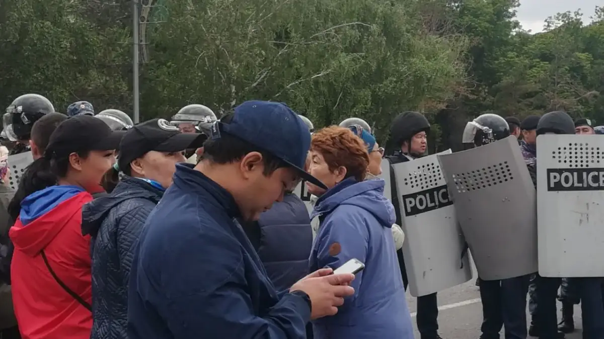 Акиматы обяжут представлять альтернативное место для мирных собраний