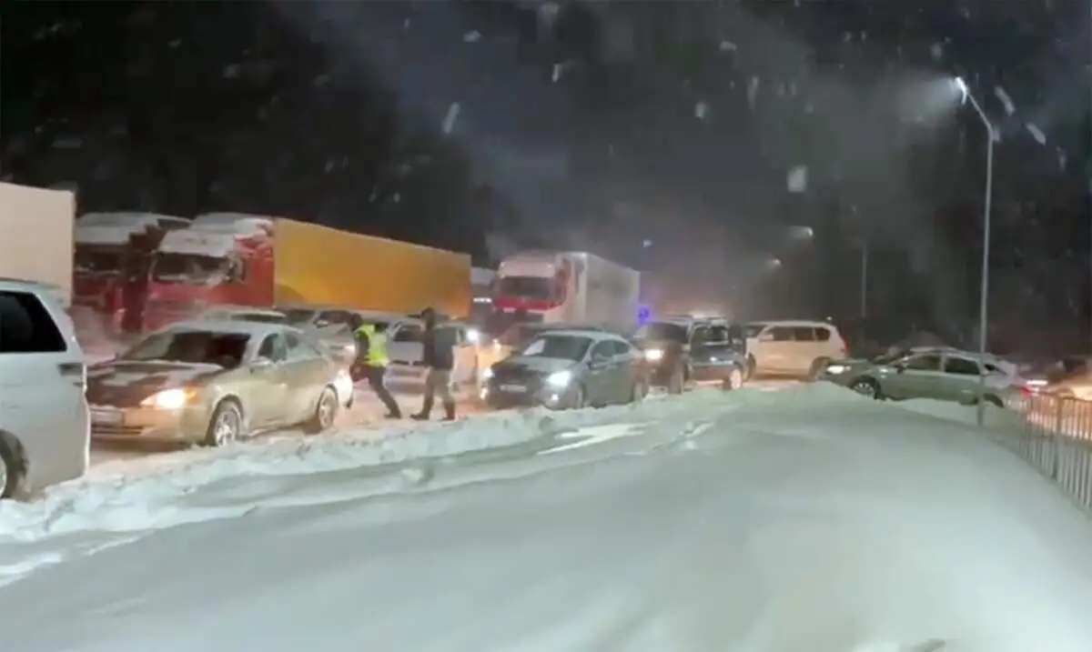 Более 100 машин застряли на выезде из Аягоза