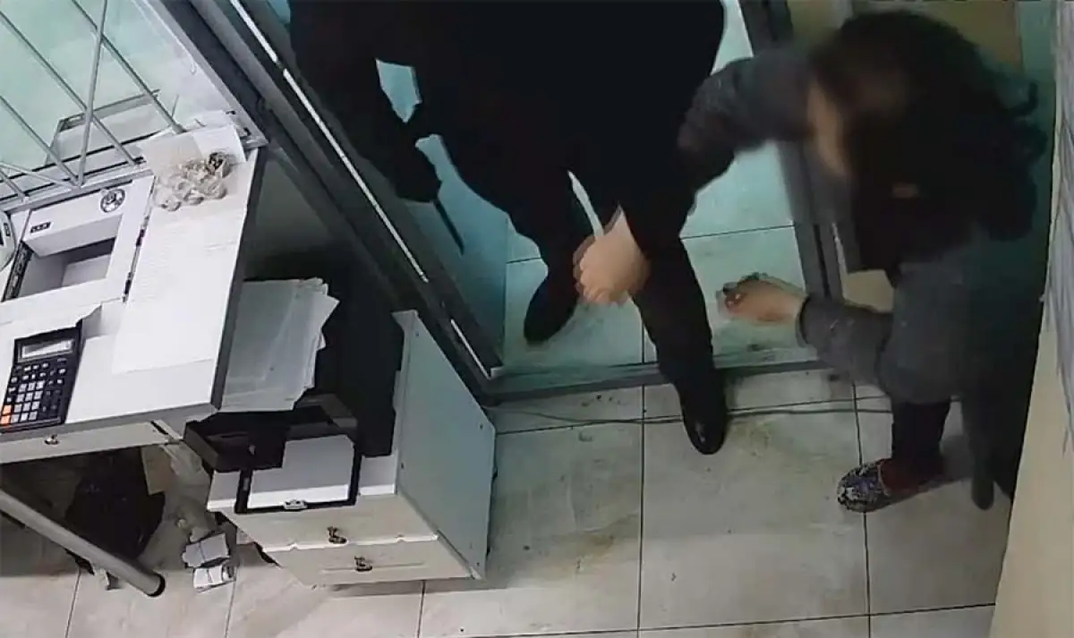 Видео: житель Алматы пытался ограбить "обменник" в Нур-Султане и был арестован