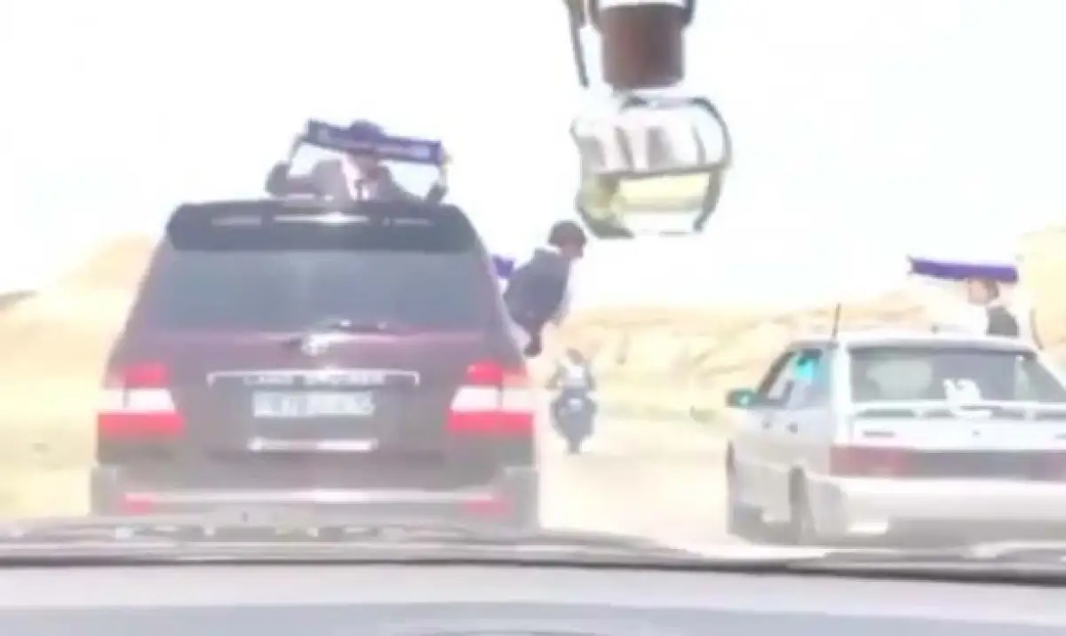 Сами "спалились": в Жанаозене оштрафовали водителей за опасный кортеж с выпускниками