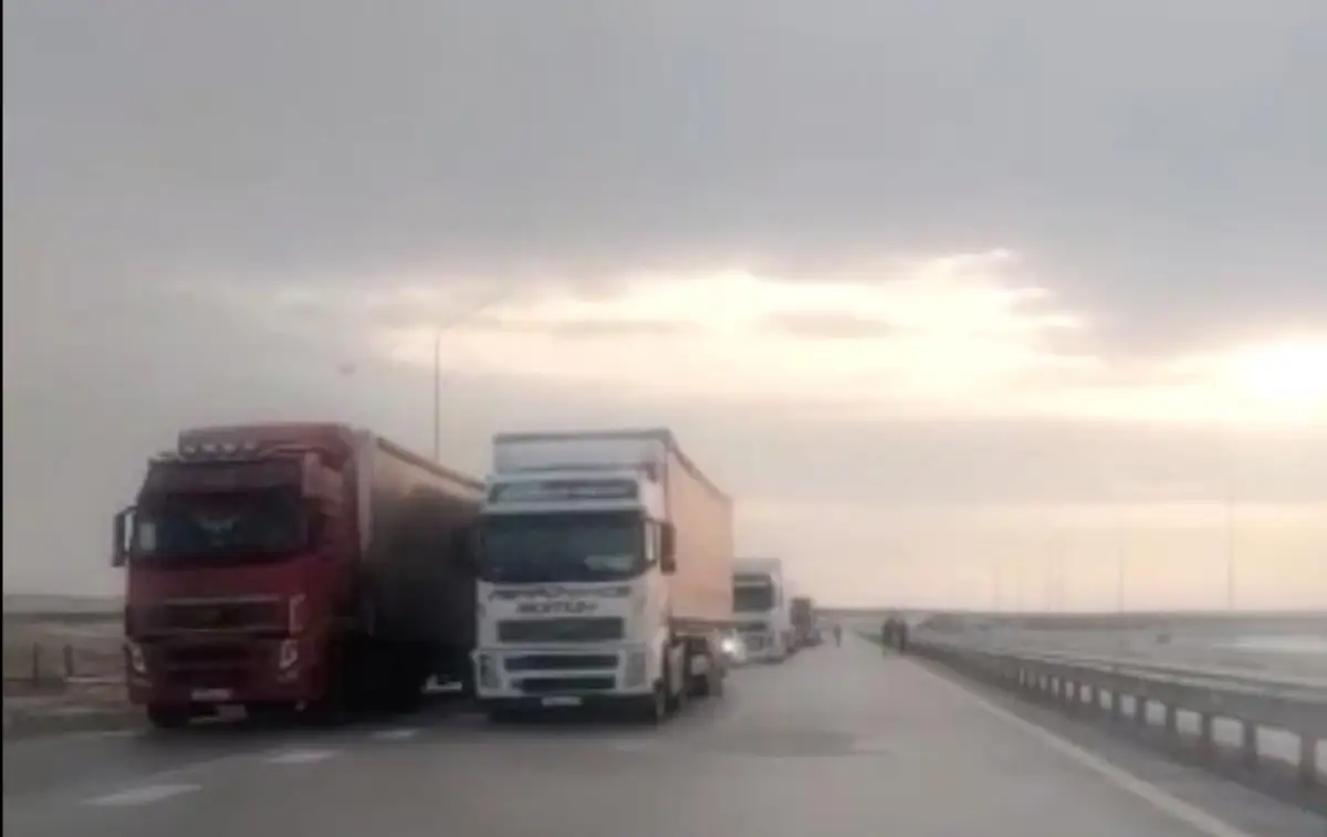 Две трассы из Астаны остаются закрытыми, полиция сопровождает автоколонны 