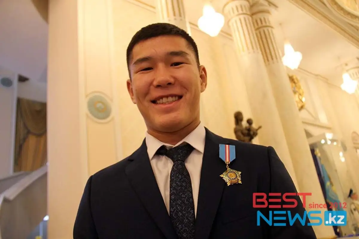 Токаев вручил орден боксеру Бекзаду Нурдаулетову
