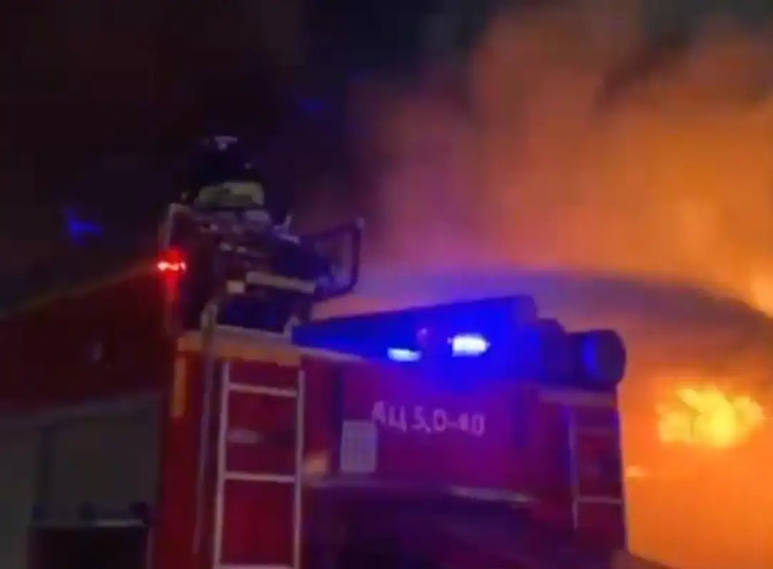 В Семее 120 пожарных тушат пожар в "Бала парк"