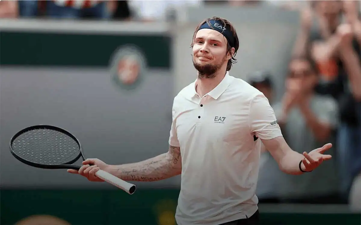 Бублик вылетел на старте Уимблдона