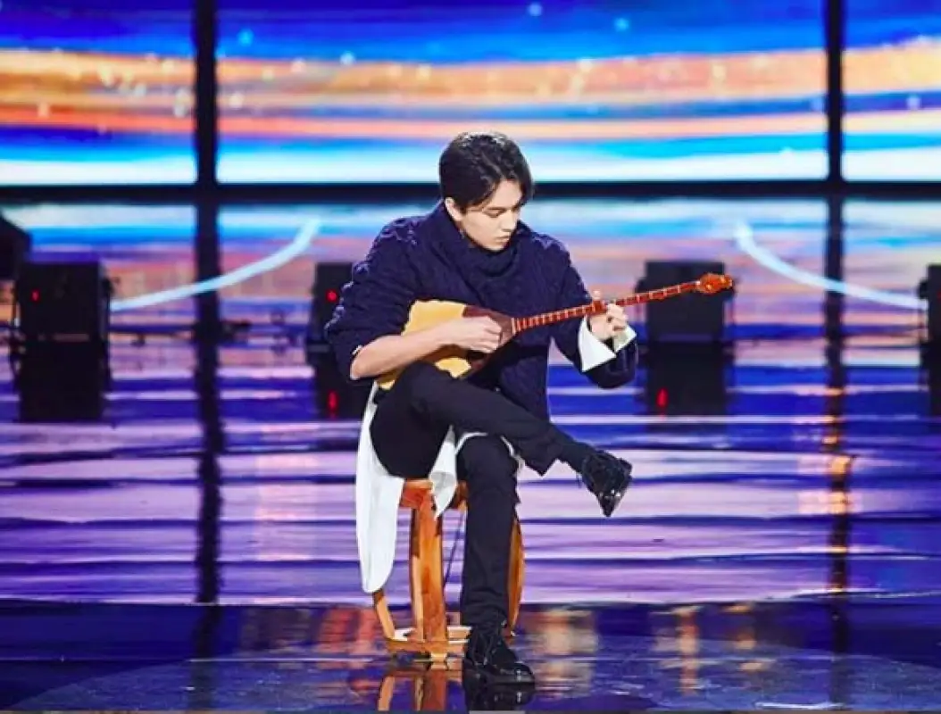 "Димаш, влюбил ты нас в домбру": как Dimash снова очаровал своей игрой 