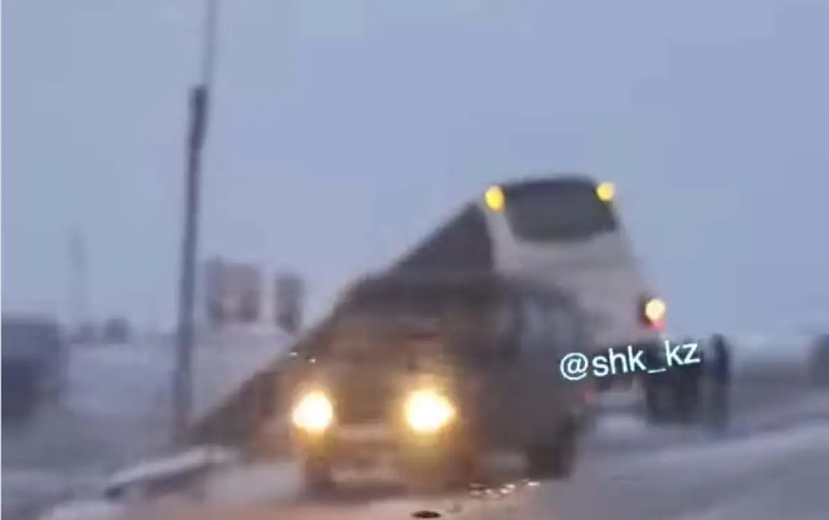 В Шахтинске автобус с 50 пассажирами чудом избежал трагедии