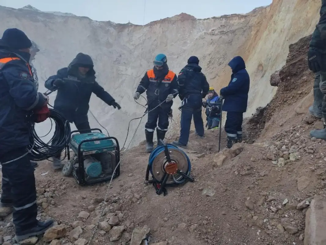 На месте падения автобуса спасатели работают на тросе