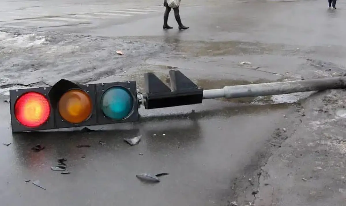 В Нур-Султане водитель попал под длительный арест за сбитый светофор