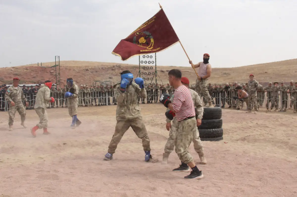 В Таразе 15 гвардейцев получили краповые береты после испытаний
