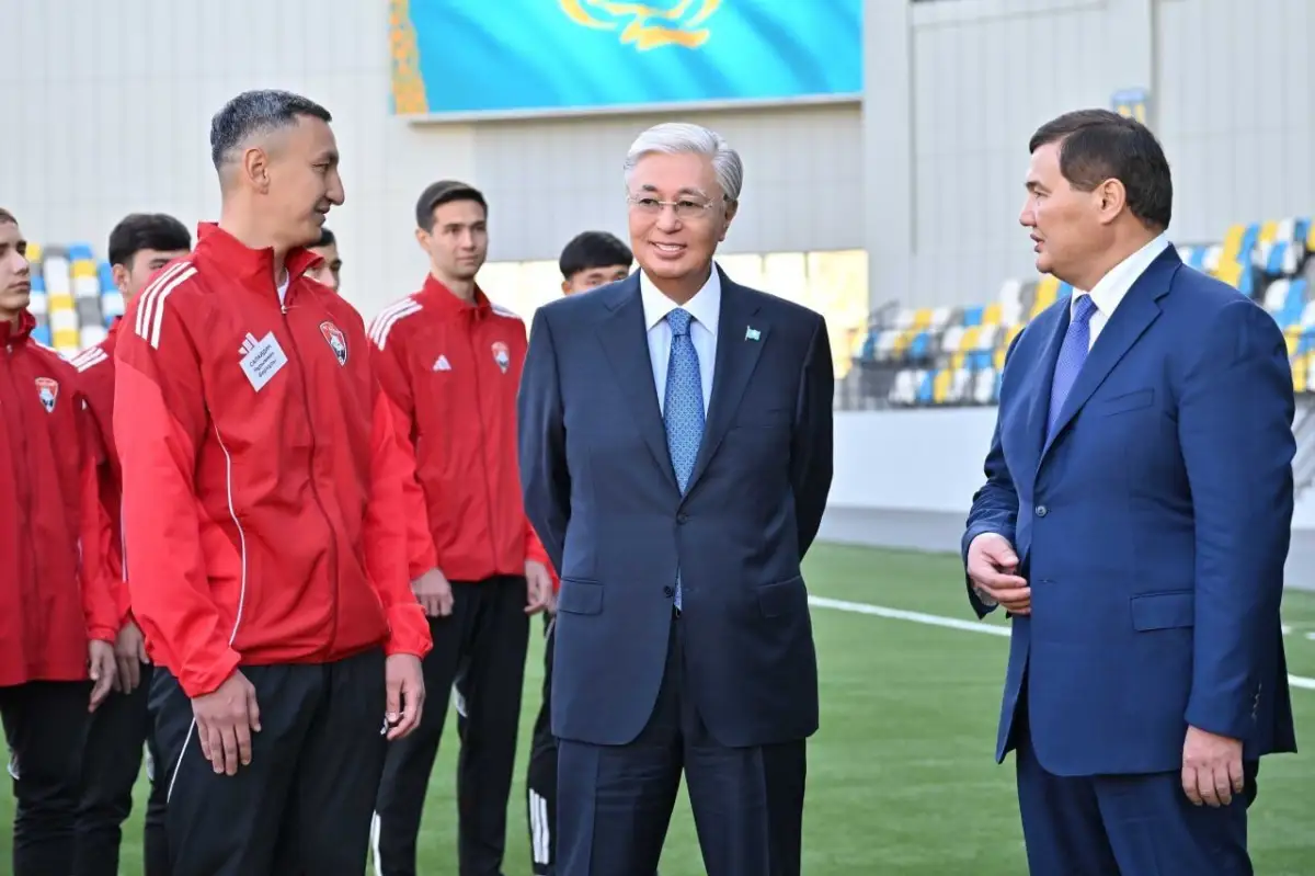 Президент Казахстана посетил стадион и оставил автограф на мяче
