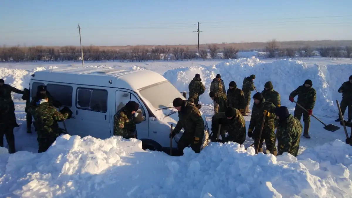 МВД Казахстана: Из снежных заносов нужно откопать примерно 140 авто