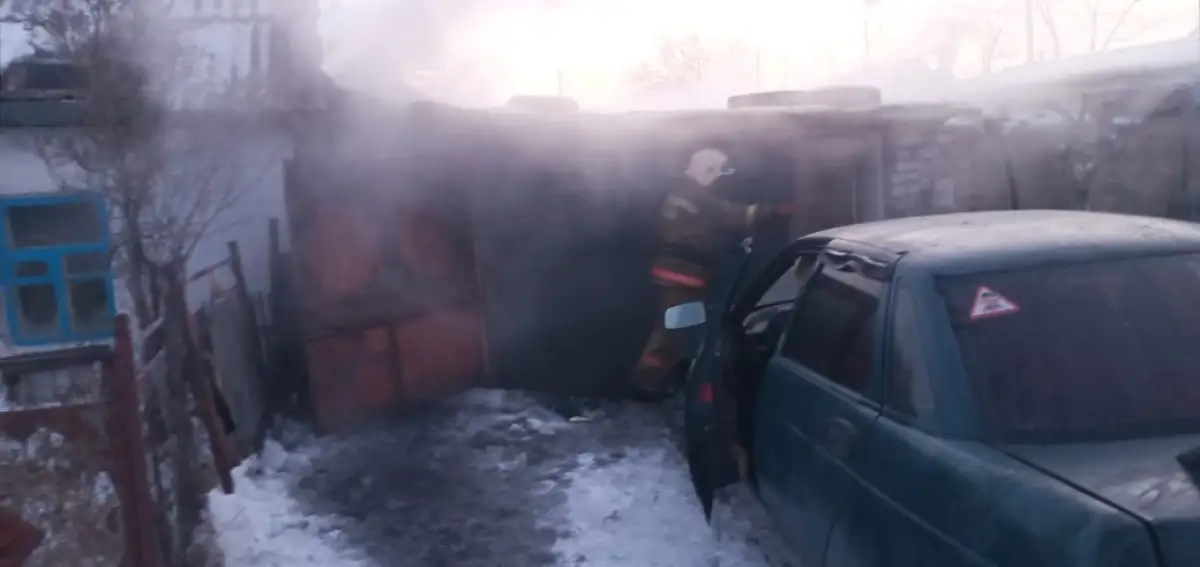 В Атбасаре пожарные вынесли из огня женщин и ребенка