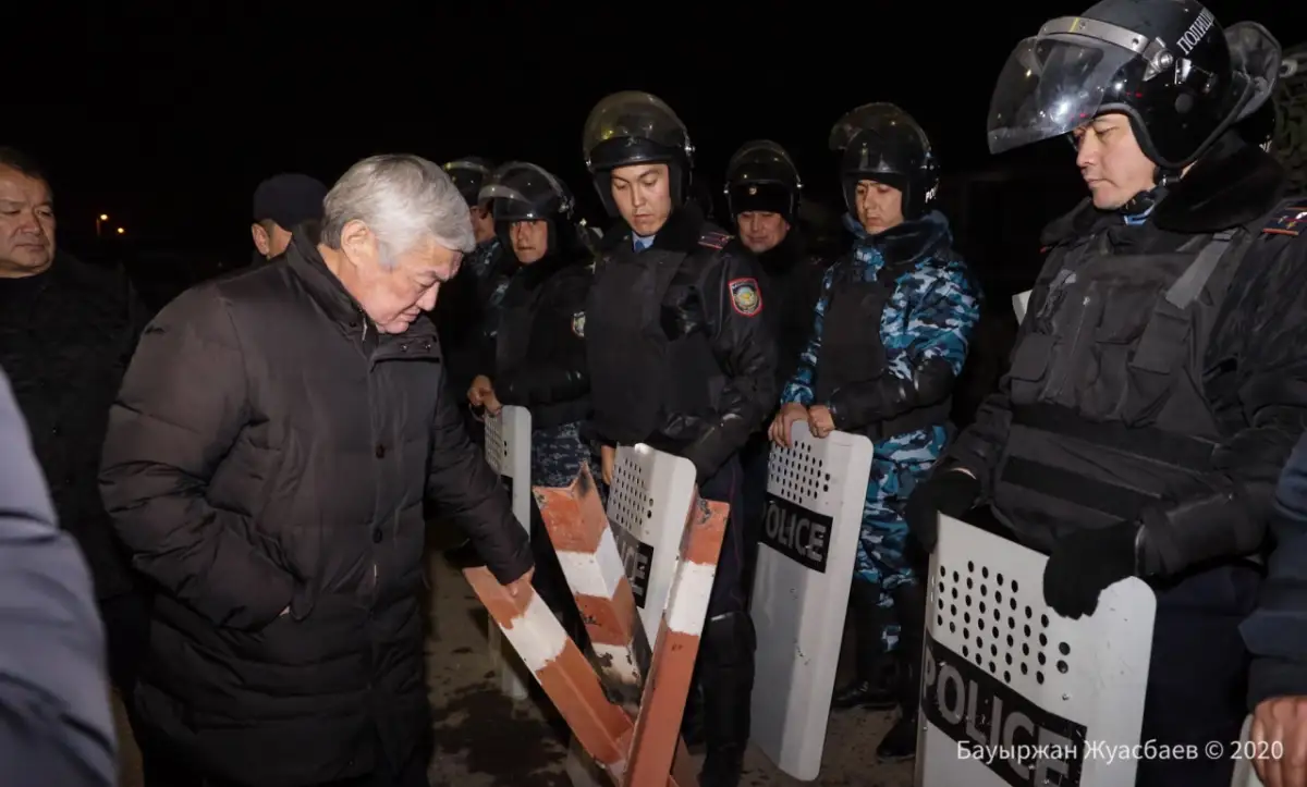 Спецназ и улицы: Сапарбаев ночью объехал села в Кордайском районе