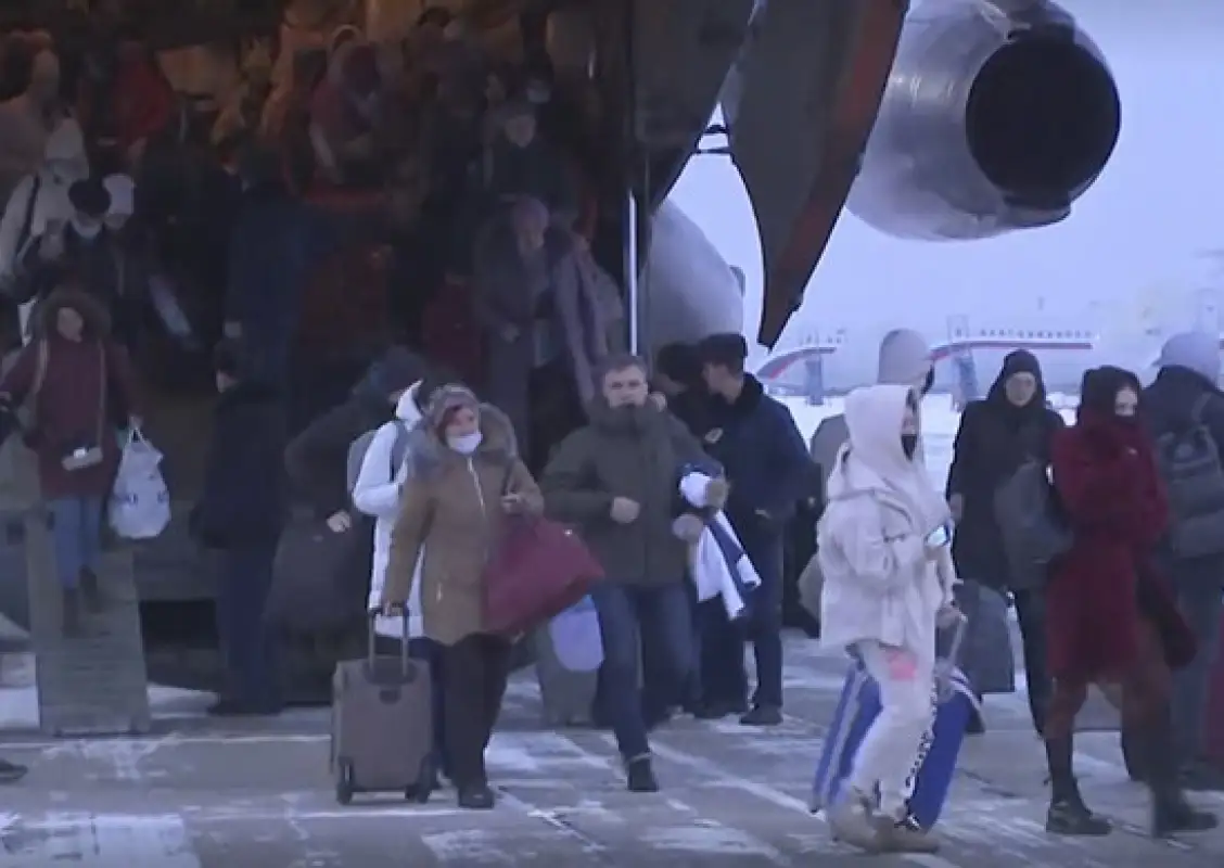 Из Казахстана в Россию доставили 2095 россиян и иностранцев - видео