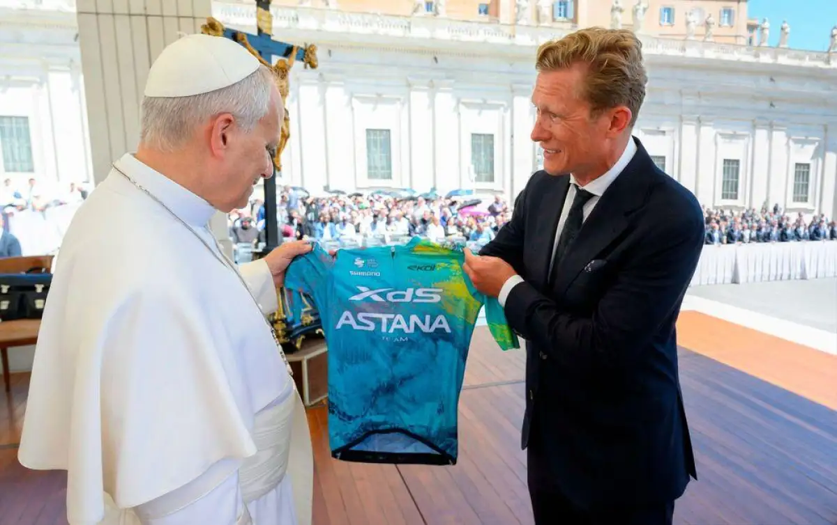 Папа Римский теперь знает о велокоманде XDS Astana Team