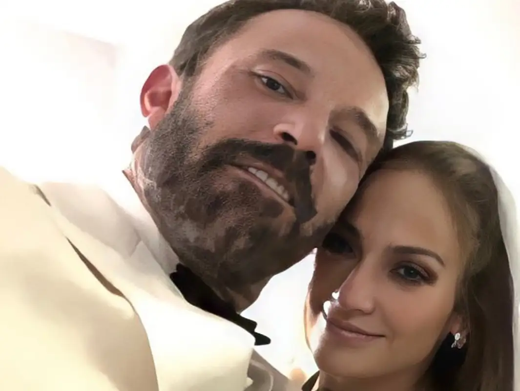 Дженнифер Лопес вышла замуж за Бена Аффлека и сменила фамилию