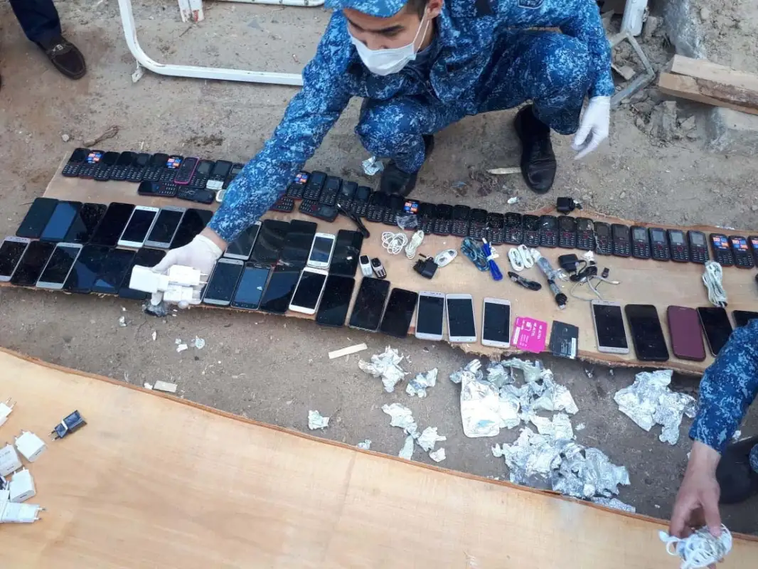 В колонию Тараза пытались передать 85 смартфонов - фото