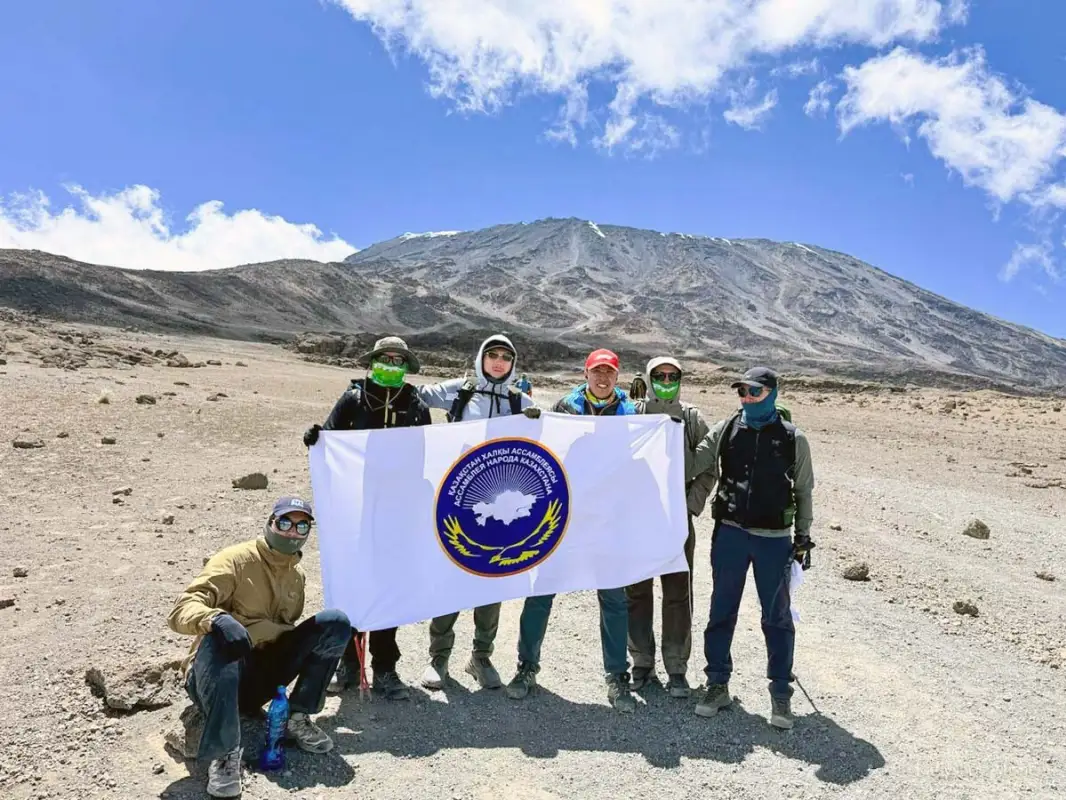 Спортсмены покорили пик «Килиманджаро» в честь 30-летия Ассамблеи народа Казахстана