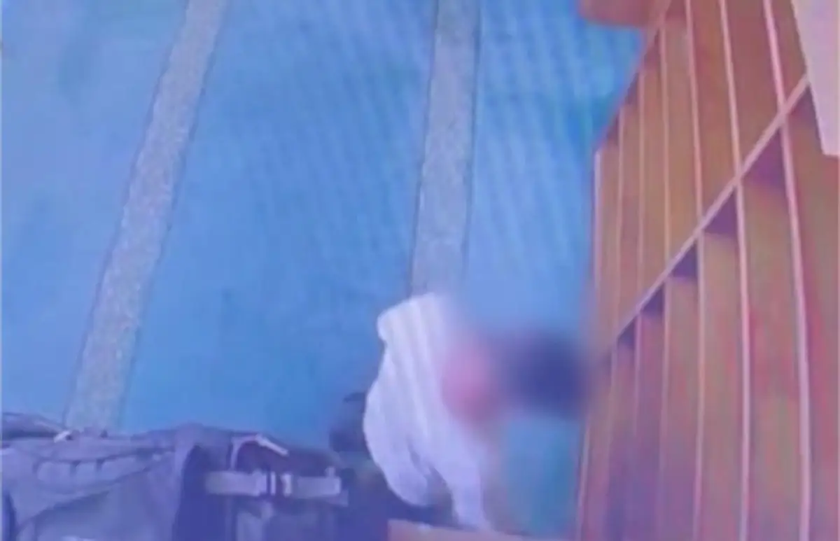 На жителя Астаны возбудили уголовное дело за попавшую на видео кражу обуви в мечети