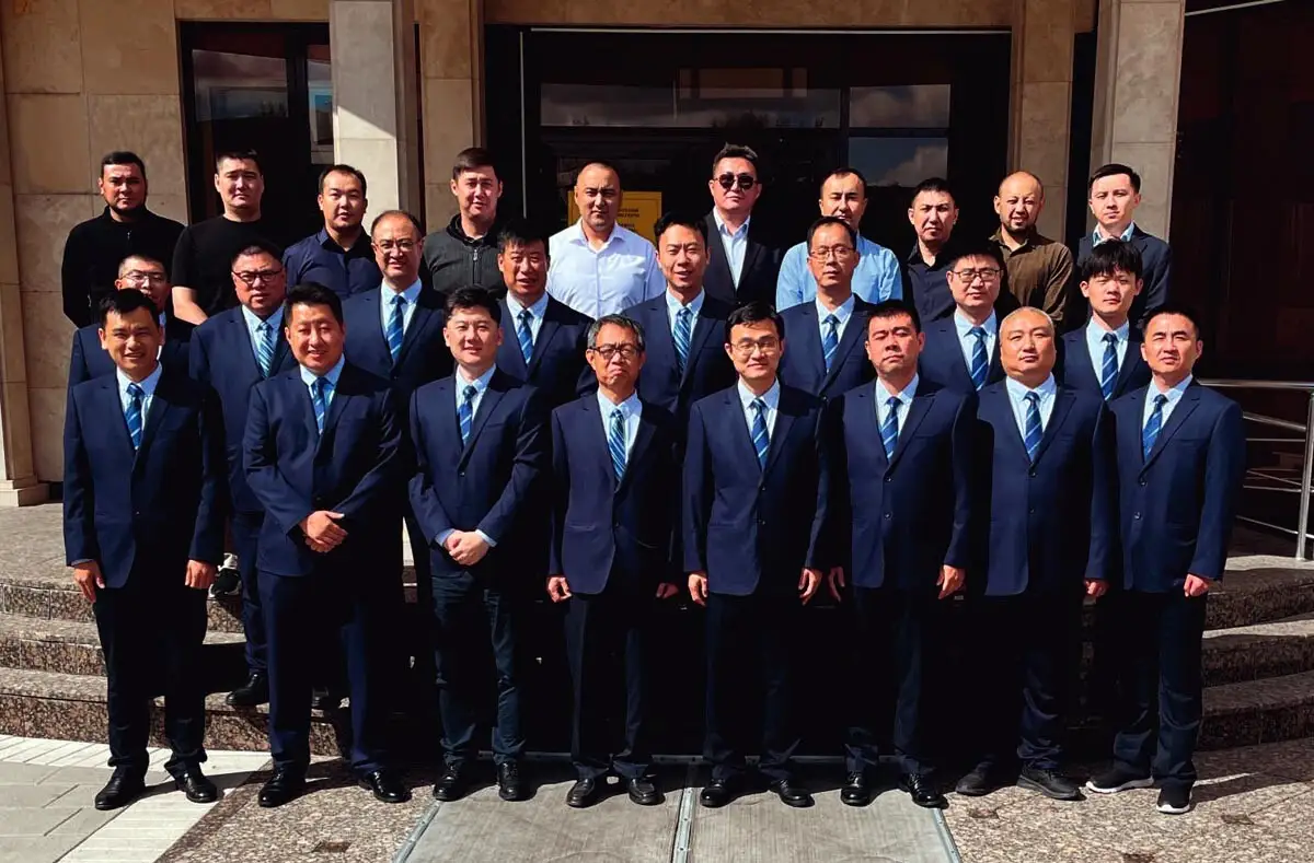 Все в строгих костюмах: 16 специалистов из Китая прибыли для обучения сотрудников LRT в Астане