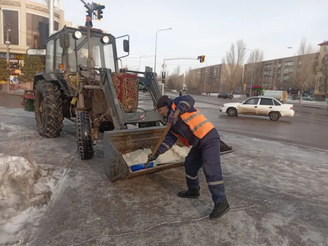 Первый день весны Астана встречает гололедом и ветром, коммунальщики начали очистку