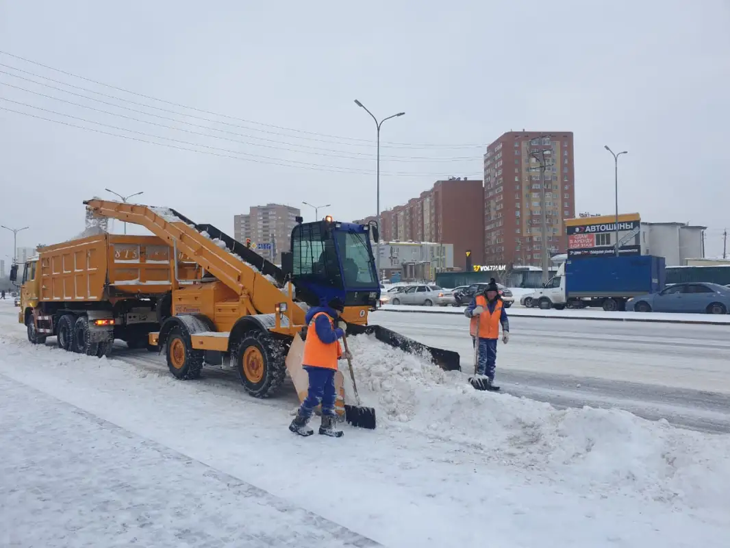 Столица откапывается: свыше 2000 рабочих убирают снег в Нур-Султане