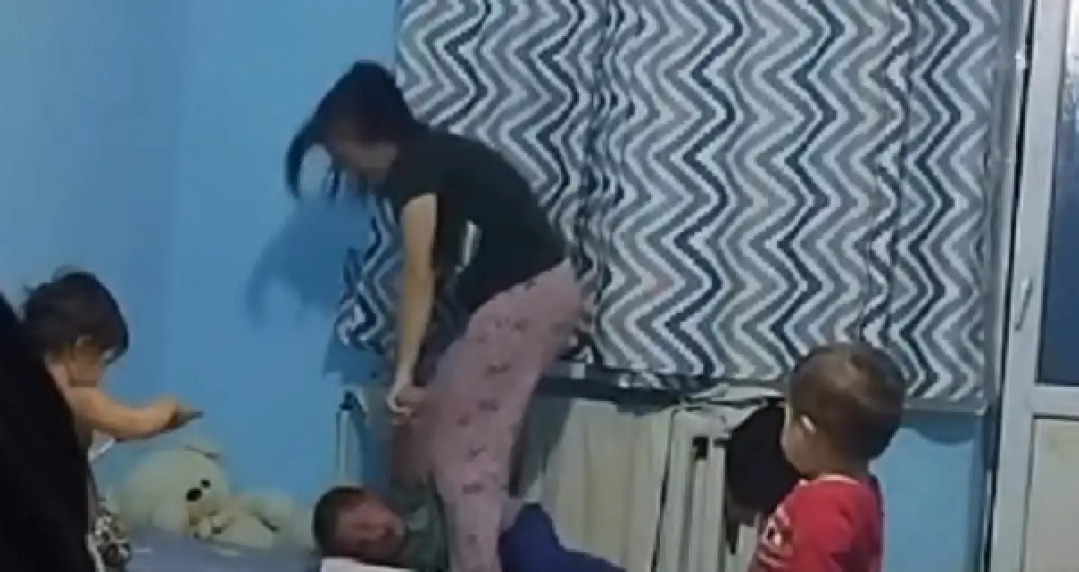 Привязала к батарее и избивала ребенка: мать задержана