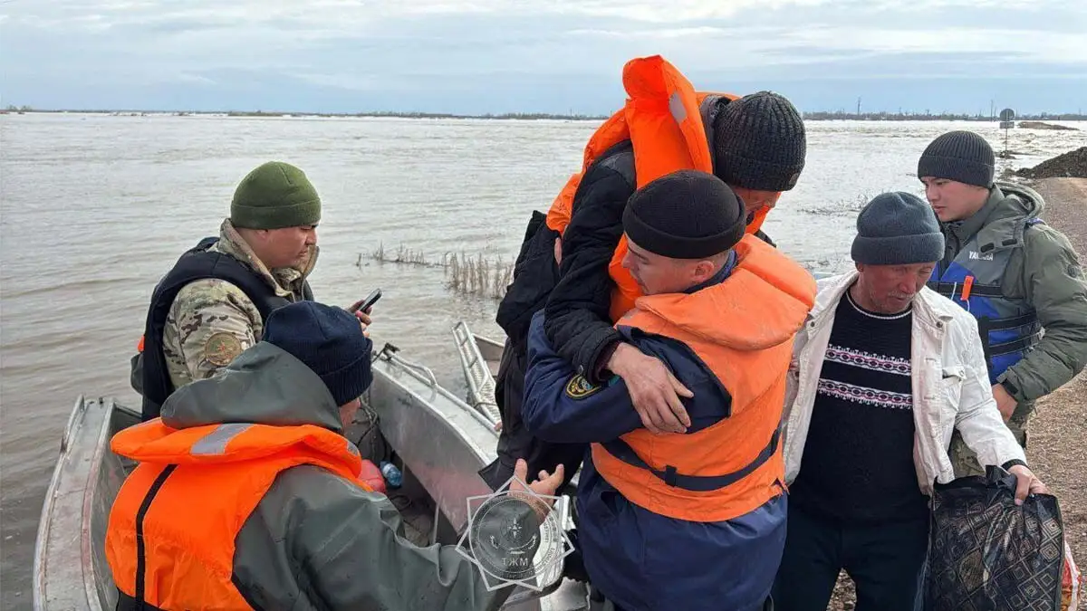 Из-за разлива реки Калкутан мужчину эвакуировали на лодке