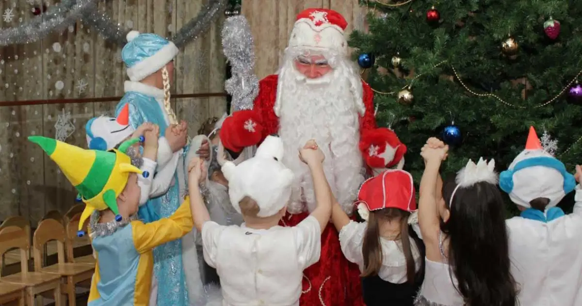 Жителям Алматы запретили вызывать на дом Деда Мороза и Снегурочку