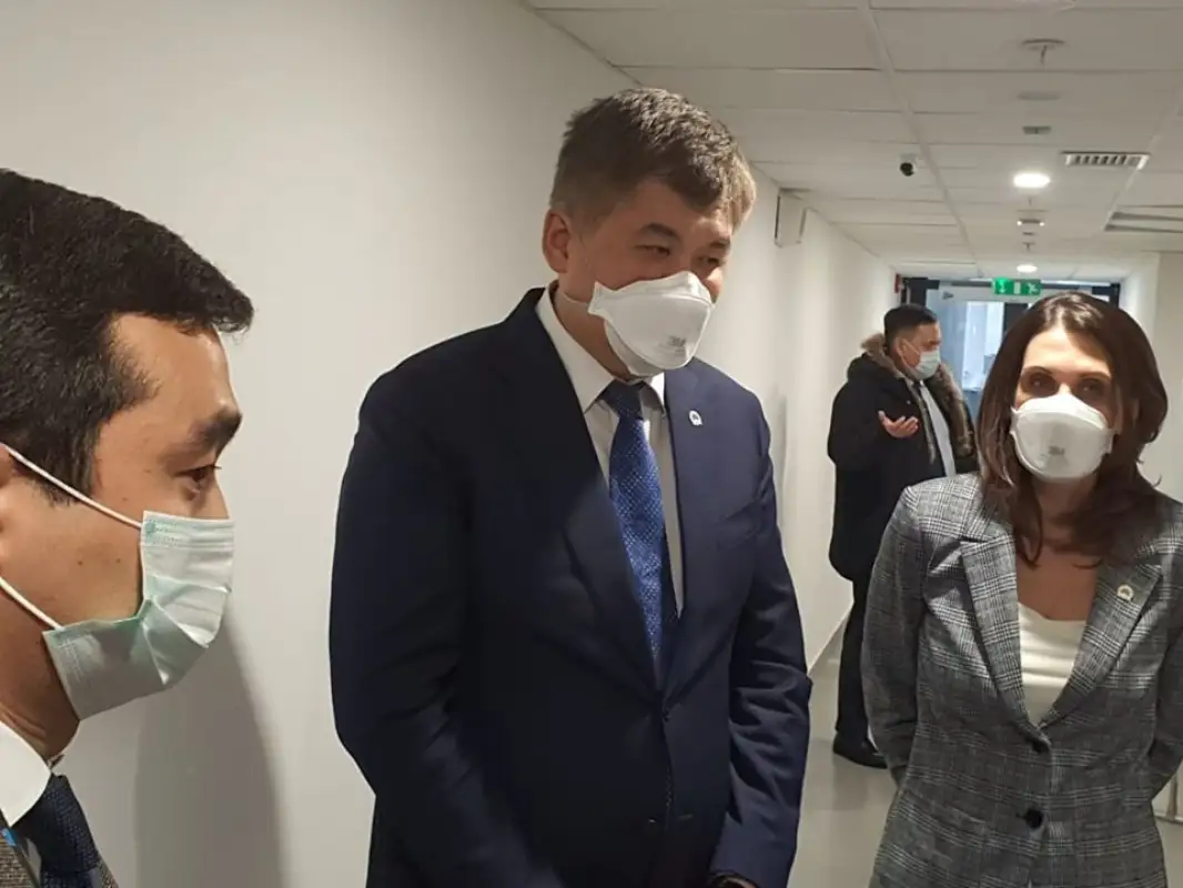 Биртанов надел маску и проверил карантинный  пост в аэропорту