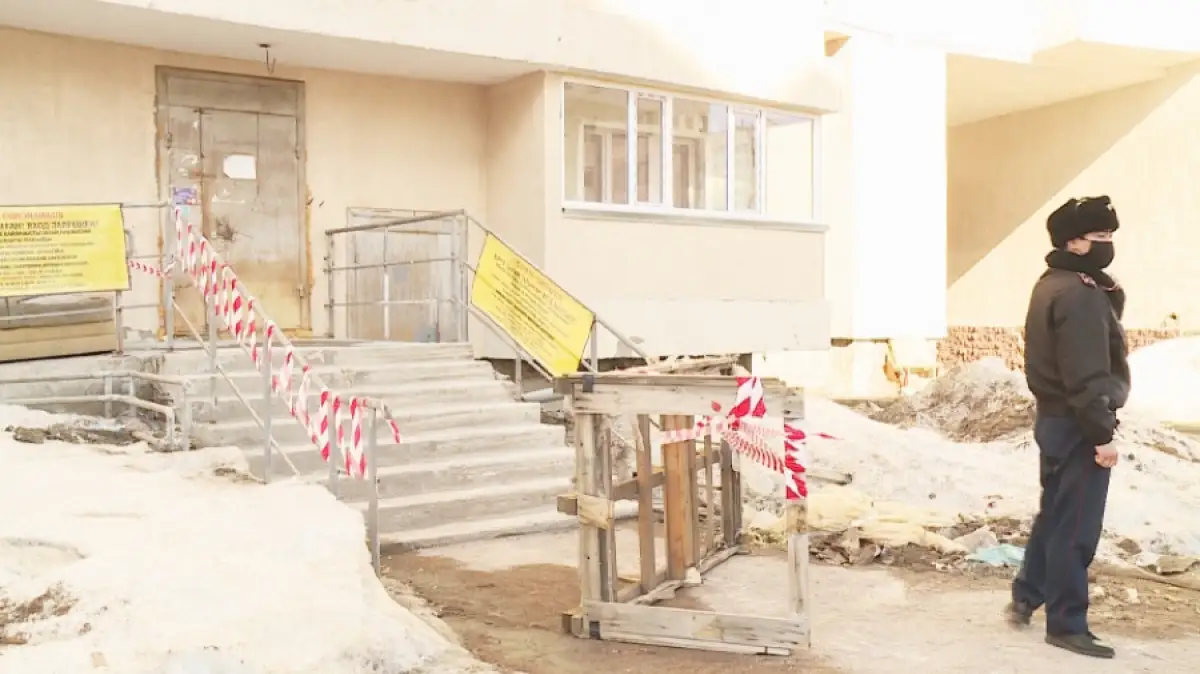 Нур-Султан: в микрорайоне Жагалау оцепили подъезд жилого дома