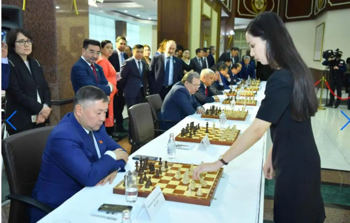 Мажилисмены сыграли в шахматы с Динарой Садуакасовой