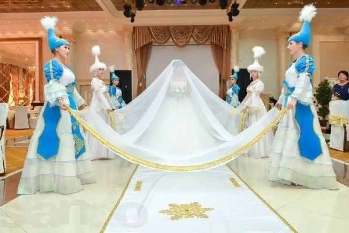 Можно ли заразиться COVID19 на тоях и банкетах - видеответ Минздрава РК