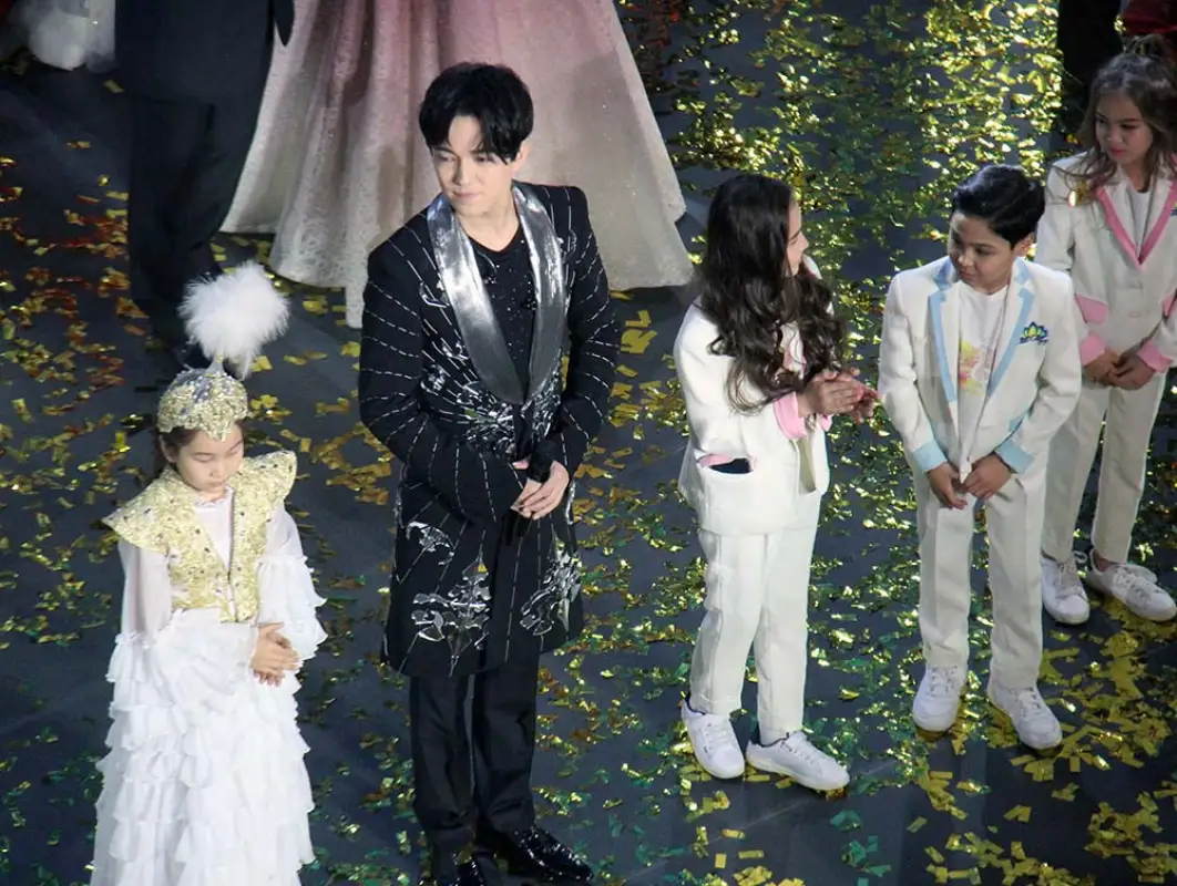 Селфи, рукопожатия: как Димаш общался со своими коллегами