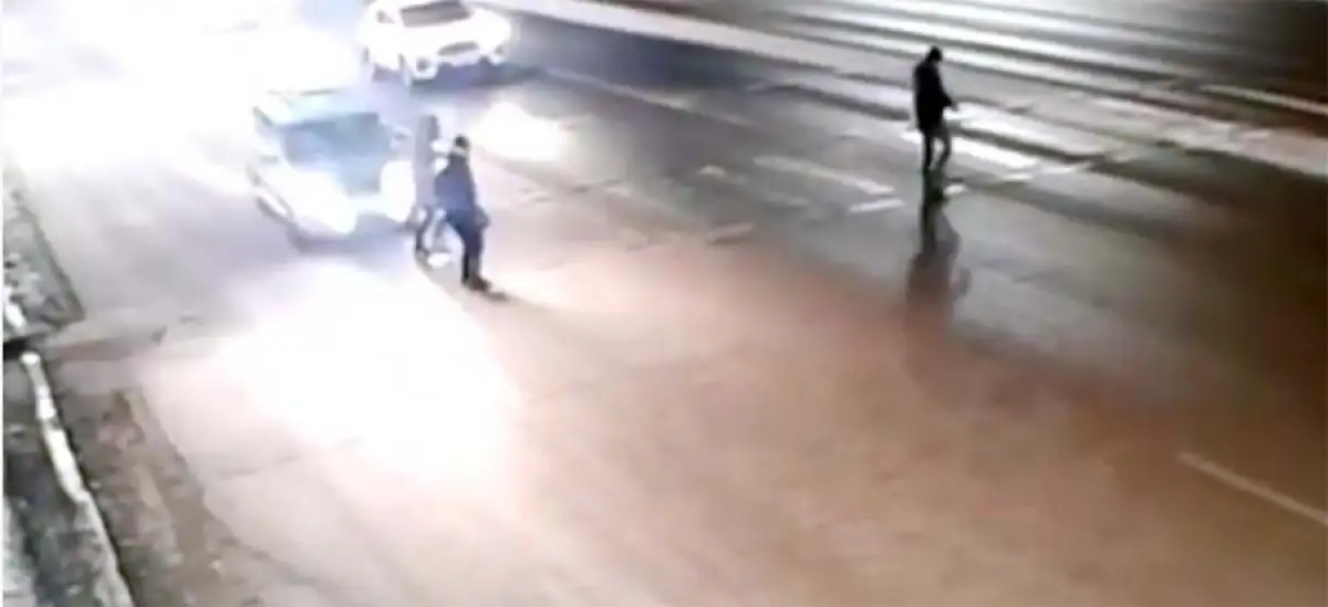 Жуткое видео: пьяный угонщик такси насмерть сбил женщину